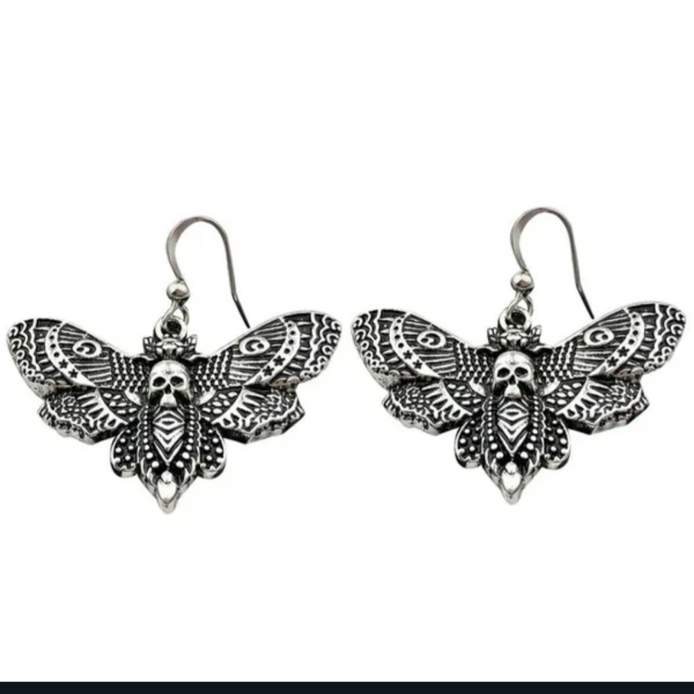 NWT Adorable Boho Goth Silver Death's Head Moth Earrings! - Picture 1 of 10